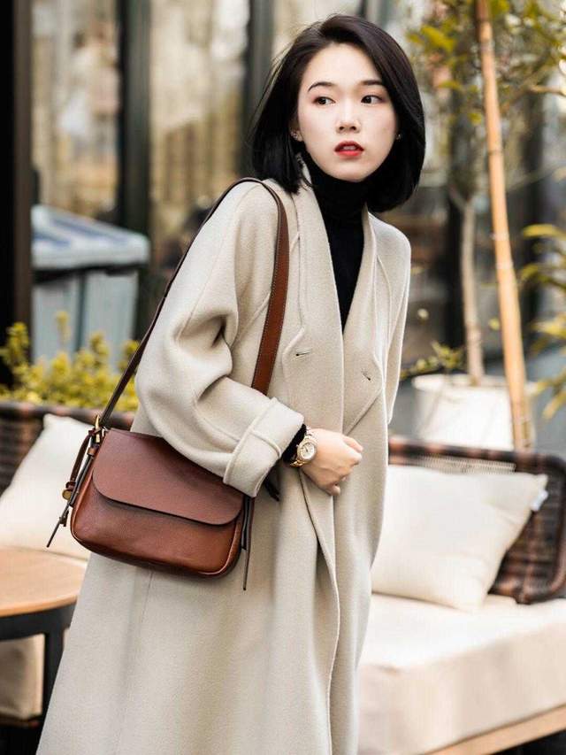 黑色 这个冬季天寒地冻，今年流行“大衣+裤子”温暖优雅，女神范十足