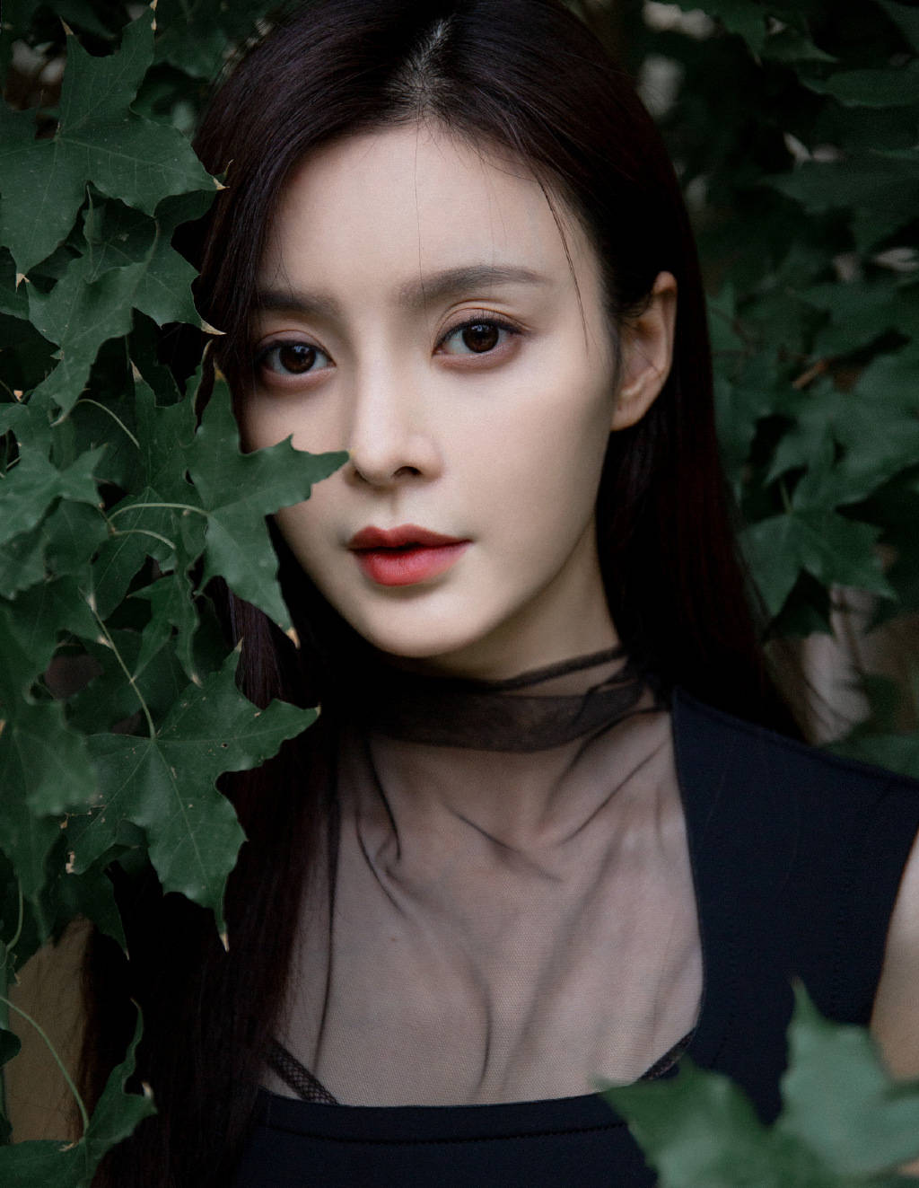 《大江大河》她演王凯初恋,穿黑裙拍写真,美得优雅又高贵_王瑞子_气质