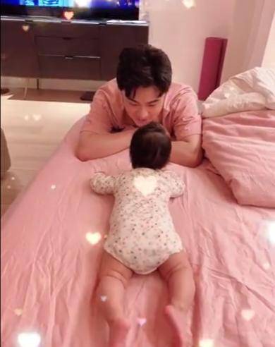 陈赫|陈赫晒和二胎女儿互动日常，小家伙趴在床上小脚丫抢镜，画面温馨