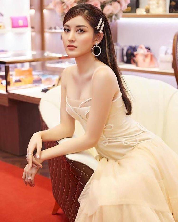 越南第一美女--- NguyenTran 365知识网