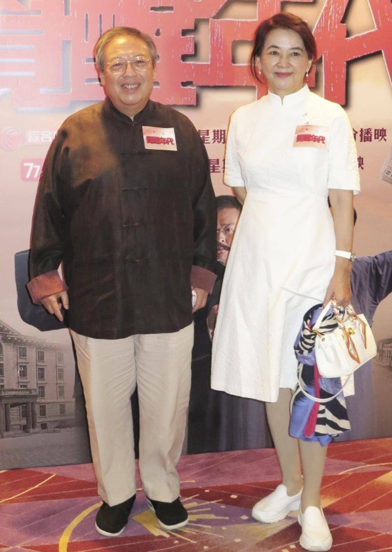 体型 胡慧中一家罕见亮相，打扮低调戒指却显阔气，21岁女儿体型超过爸