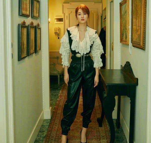 乔欣 乔欣嫌弃鞋子太白了？用画笔把鞋子涂成一片粉色？轻松成为焦点