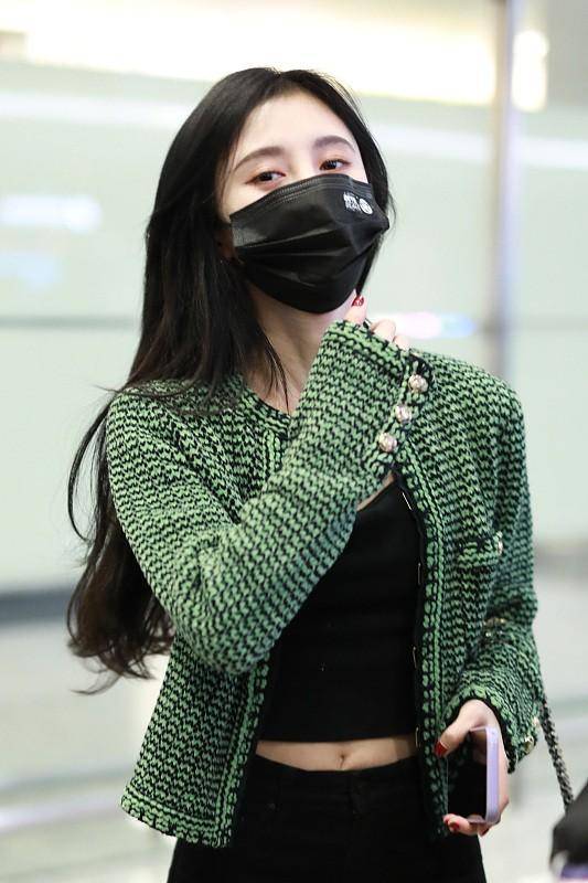 黑色 鞠婧祎穿短上衣秀“女团腰”,走机场也要亮眼,看起来时尚高级