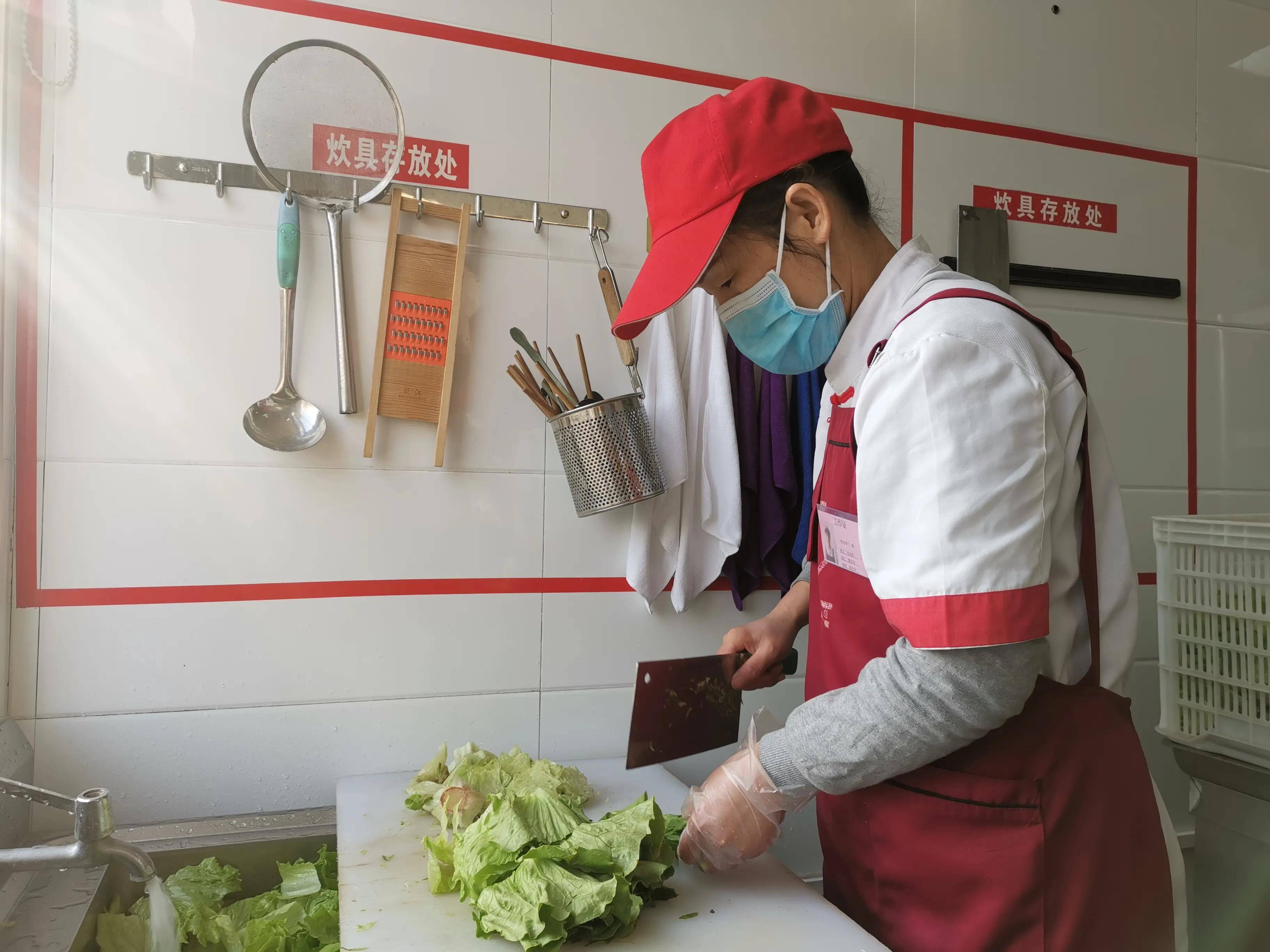 安阳学院喷泉餐厅二楼:加强食堂食品安全管理,守护学生"舌尖上的安全"