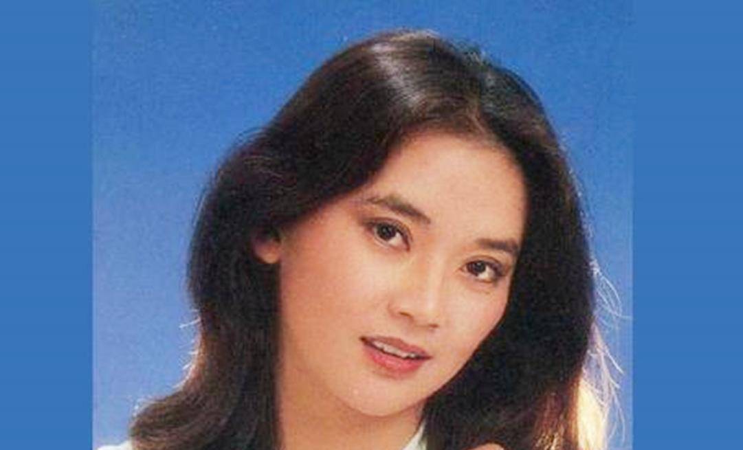 体型 胡慧中一家罕见亮相，打扮低调戒指却显阔气，21岁女儿体型超过爸