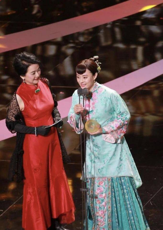 体型 胡慧中一家罕见亮相，打扮低调戒指却显阔气，21岁女儿体型超过爸