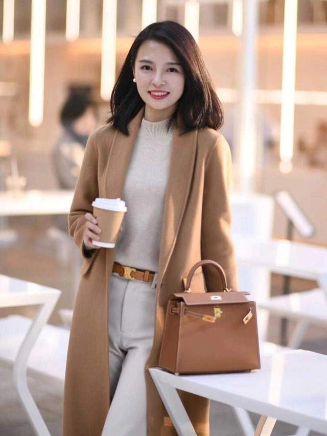 黑色 这个冬季天寒地冻，今年流行“大衣+裤子”温暖优雅，女神范十足