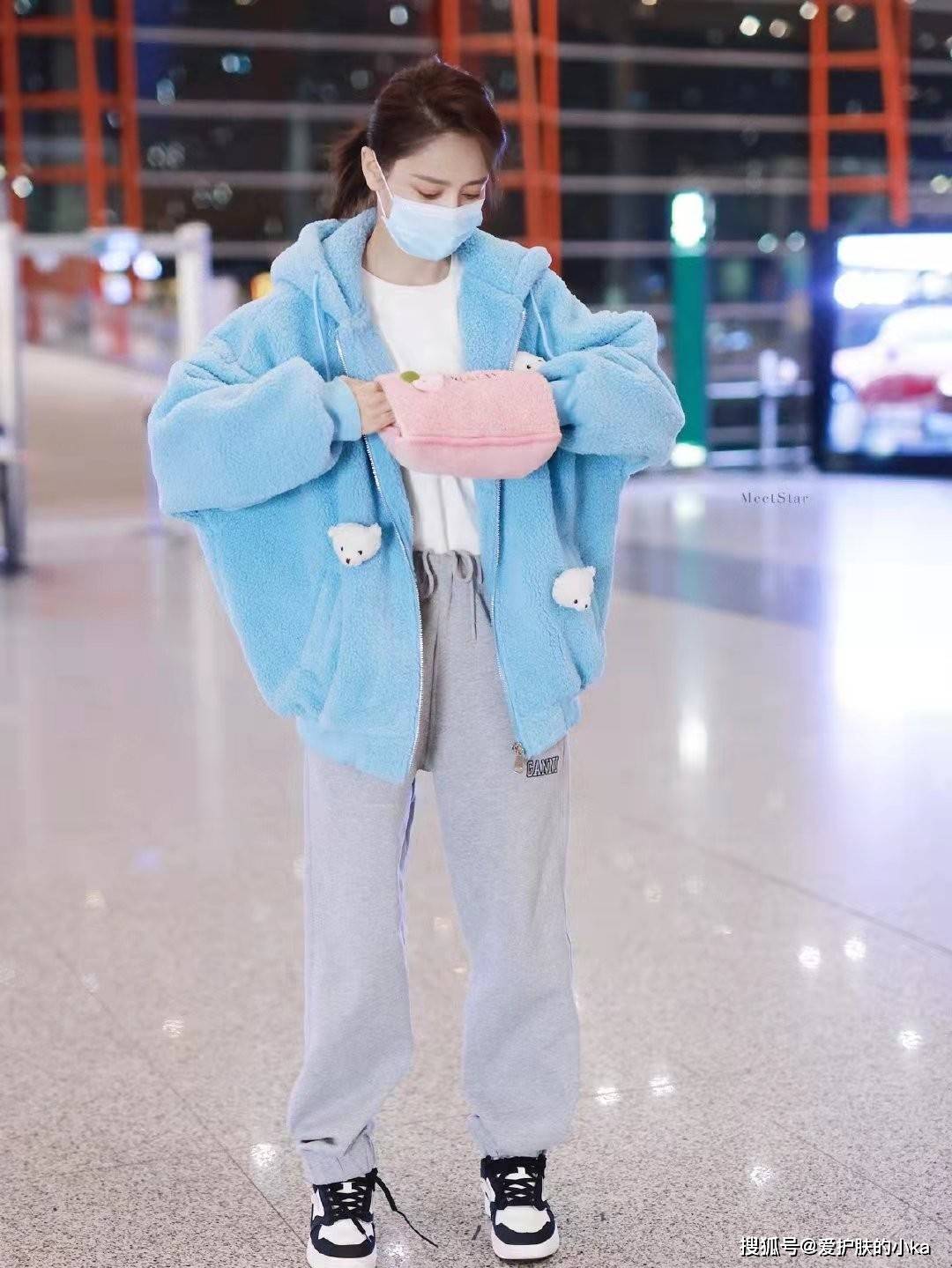 小熊 佟丽娅这身造型好粉嫩，天蓝色小熊外套配粉色暖手宝，少女心满满