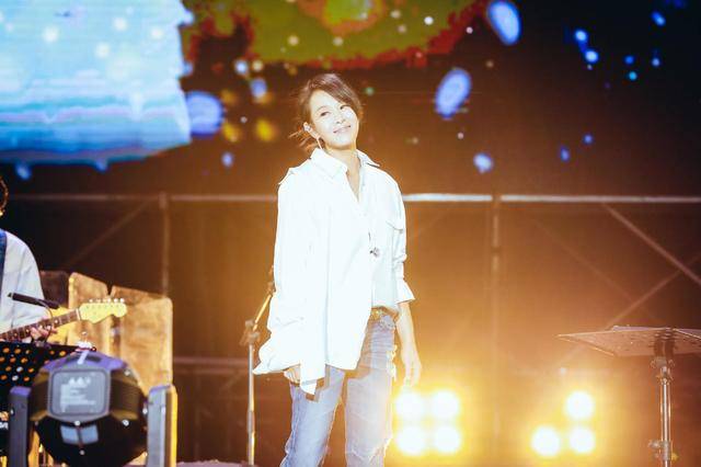 农具 刘若英罕见现身！衬衫配背带裤清新减龄，手拿农具干农活好接地气