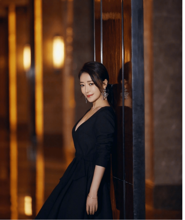 显得 陈紫函越活越年轻了，皮外套搭配紧身连衣裙大秀好身材，洋气酷炫