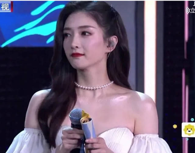 眉骨红毯怼脸照，为了上镜更美更闪亮，女明星们都用什么小技巧？