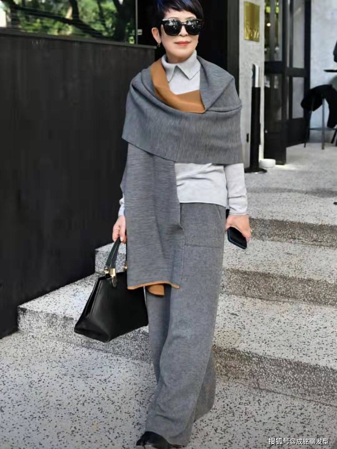 身材 60岁而不老，她利落短发搭配得体穿搭，高雅时尚，看不出真实年龄
