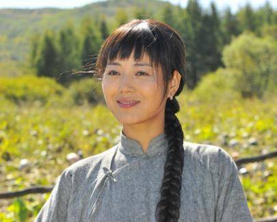 什么|49岁的王茜华近照,被丑夫独宠8年,如今身材变胖严重走形