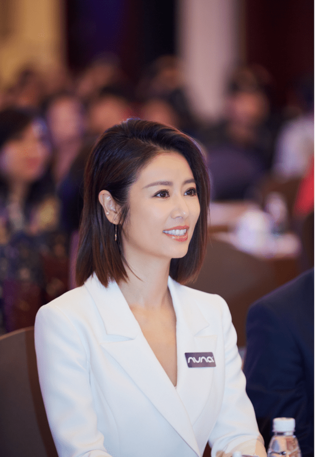 发型方面林心如选择了齐肩发,这样能够修饰她的脸型,让整个人看上去