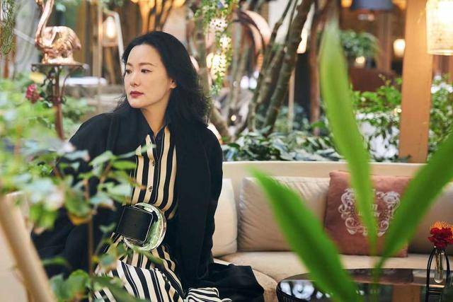 身材 咏梅真是优雅到骨子里了，条纹连衣裙搭配大衣优雅精致，高贵大气