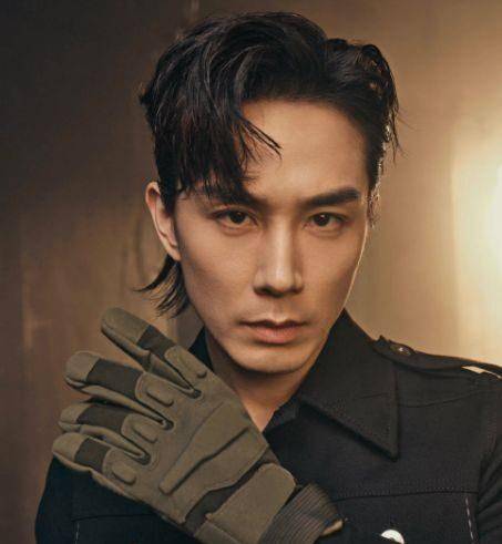 陈小春|《我们的滚烫人生》海报出炉,陈小春稳居C位,5位哥哥加盟引期待