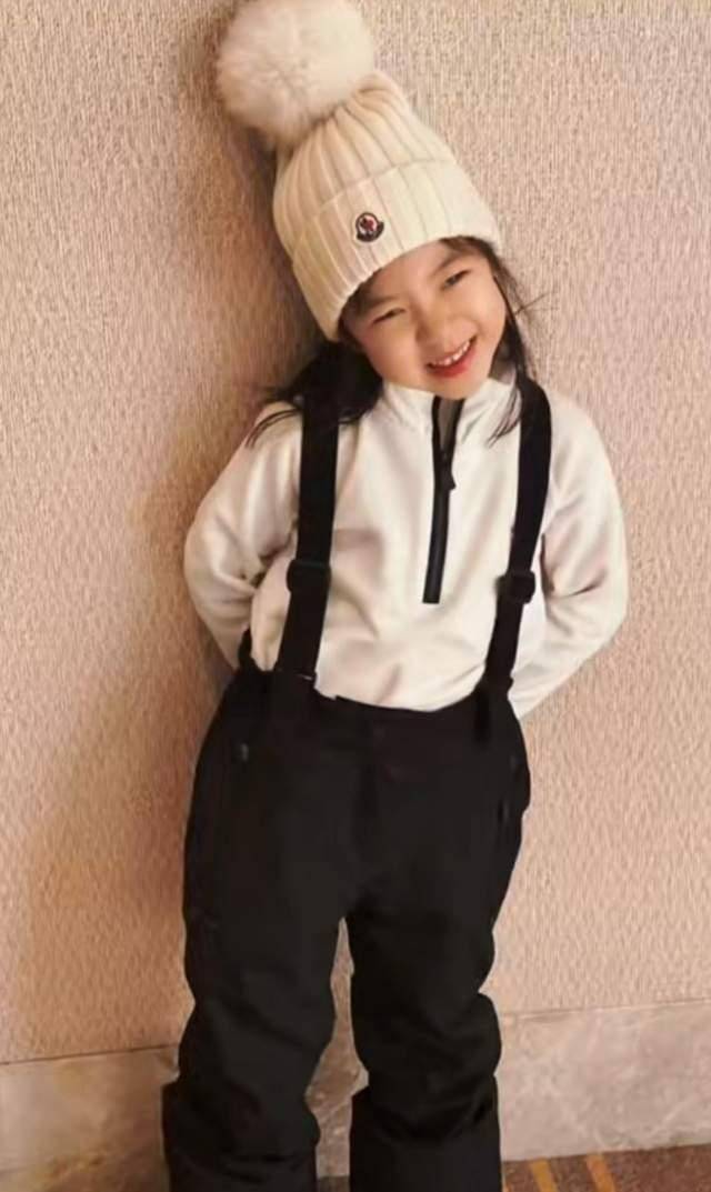 女儿 42岁章子怡真不显老！与女儿穿亲子装酷似姐妹，5岁醒宝气质出众