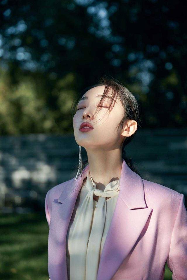 身材 蒋梦婕越来越会穿了！西装搭配粉色半身裙甜美减龄，大长腿更吸睛