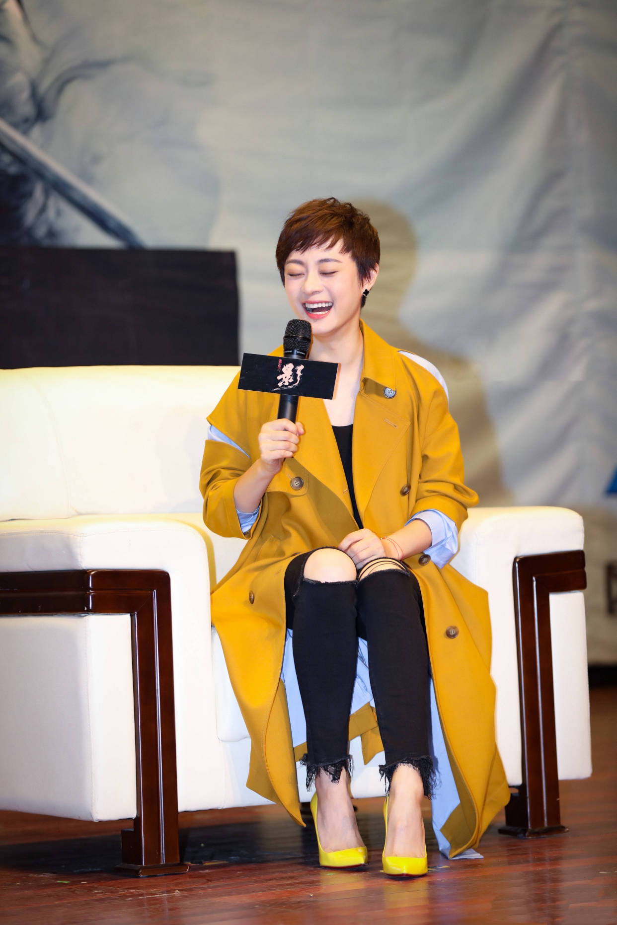 孙俪笑起来真好看一身叶黄色风衣修脚裤高跟鞋成熟知性大方