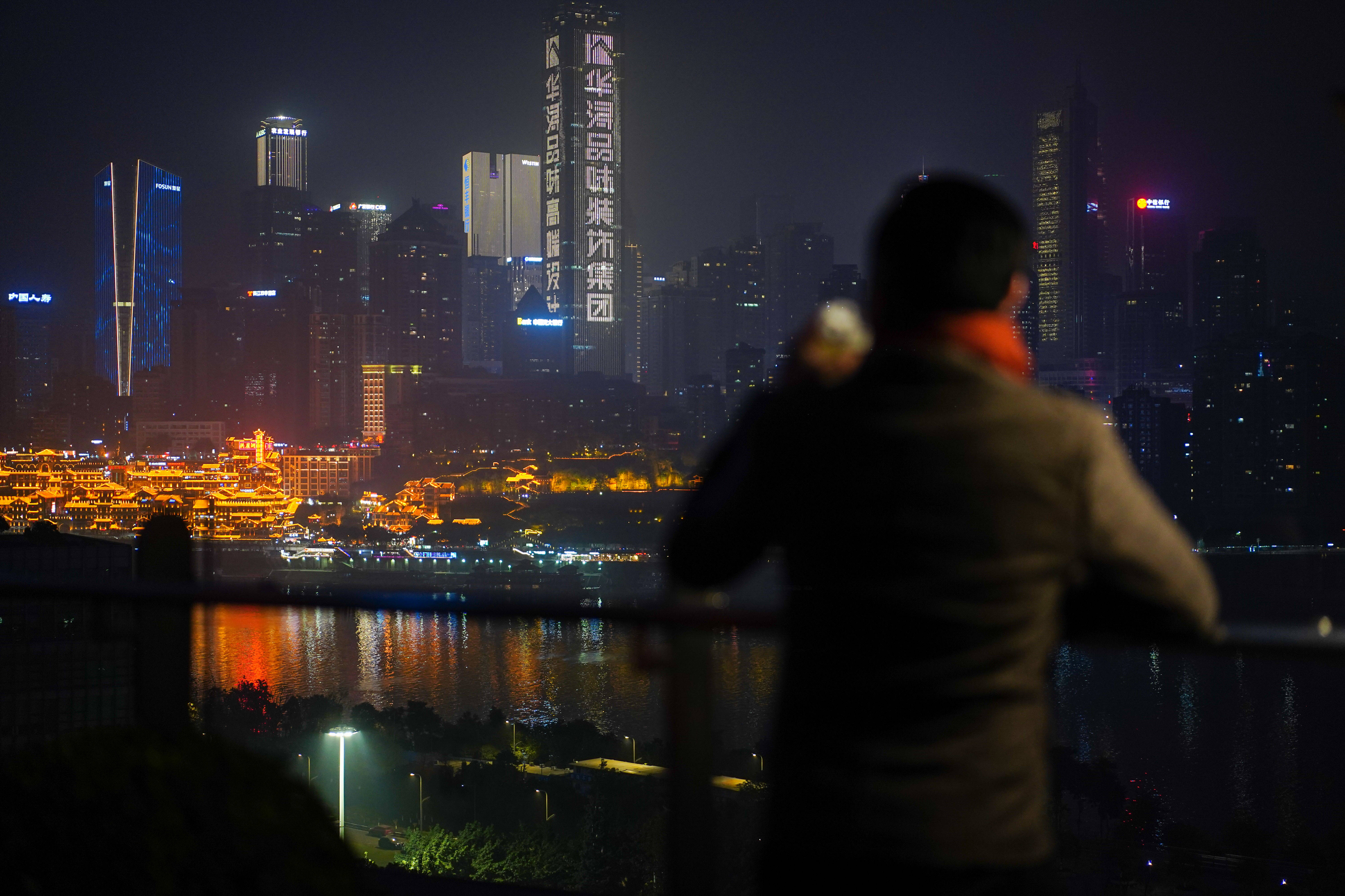 大桥|沉浸式夜游重庆，收藏这条旅游线路，4个角度饱览重庆魔幻夜景