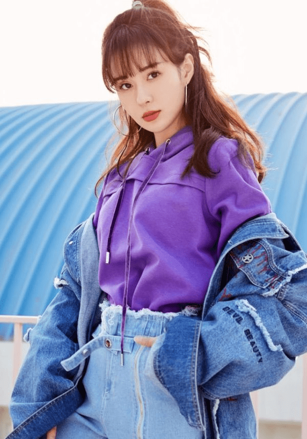 显得 郑合惠子这衣服没啥穿的必要，露着一大截肩膀，显得身材真棒