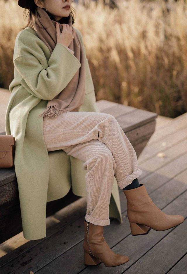 颜色 小个子女生这样穿时髦大气，大衣搭配针织衫+阔腿裤，显高又显瘦