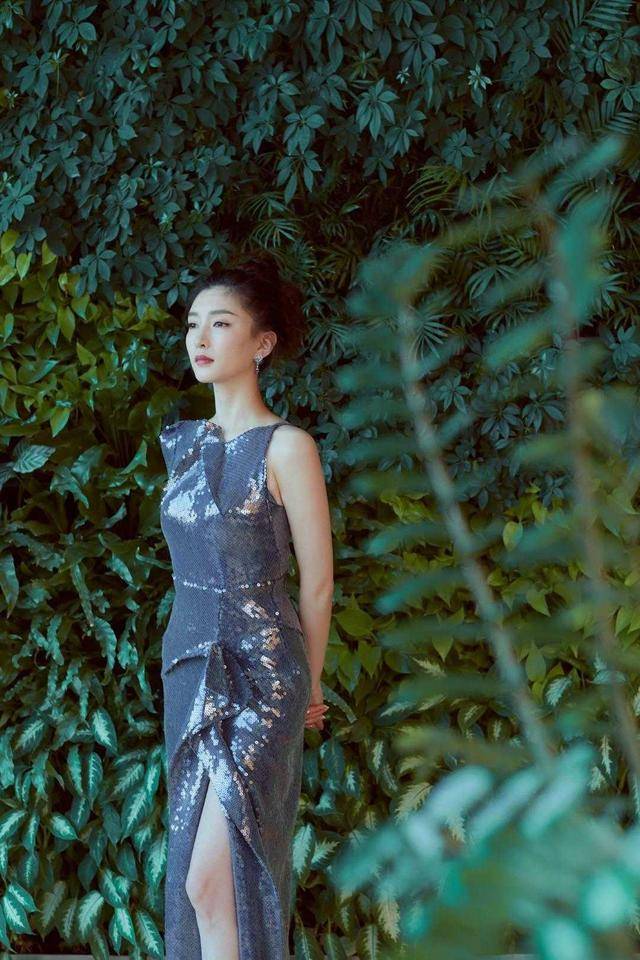 高跟鞋 江疏影怎么可以那么美?穿漆皮开叉连衣裙大秀火辣身材,美翻了