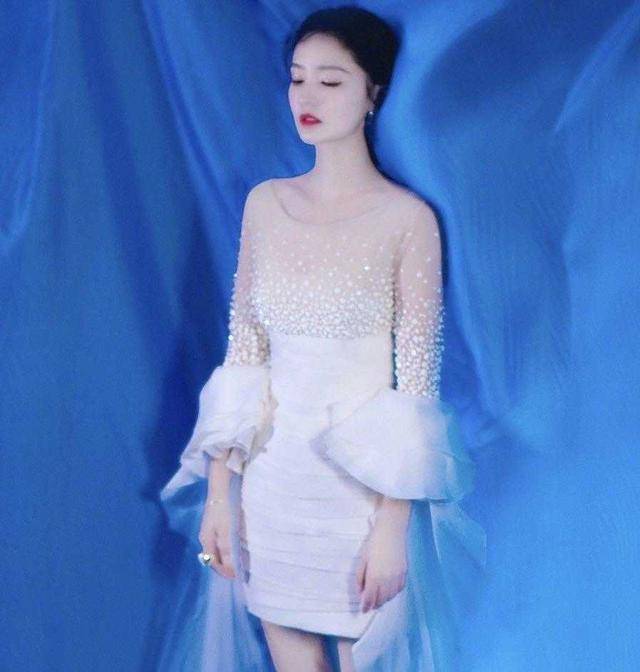 高跟鞋 李沁身材原来这么有“料”，身穿一袭白色连衣裙，藏不住凹凸感