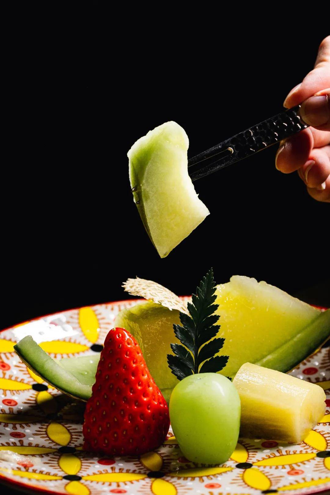 水果拼盘选用晴王青提,静冈玫珑瓜,红颜草莓,金奇异果