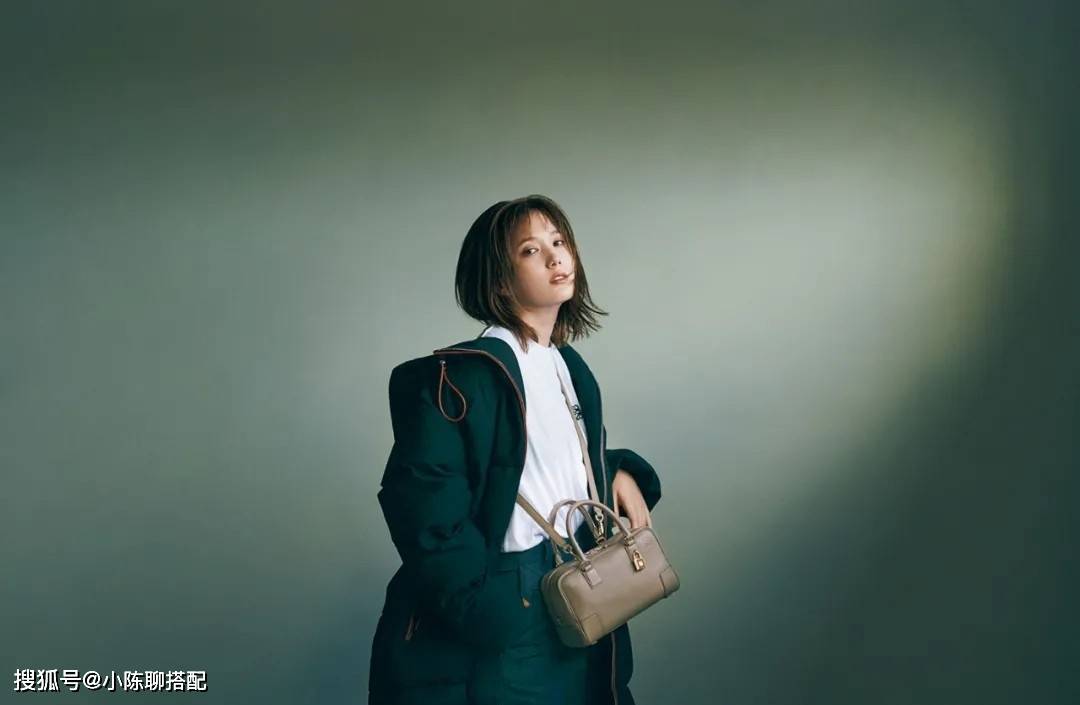 视觉 普通人穿“羽绒服”,学会“留白式”穿搭,也能轻盈不土气