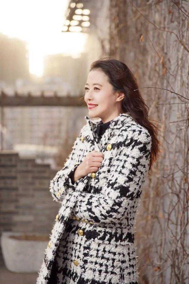 漂亮 周海媚现身机场，无修图依然漂亮，穿运动外搭配连衣裙，高贵优雅