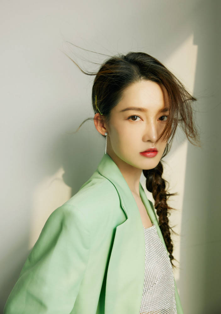 路线 李沁“抹茶色路线”好甜,西服+短裙冷艳大气,脸色圆润更减龄