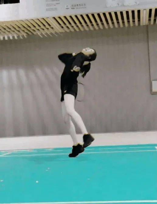 肤白貌美大长腿和过硬的羽毛球技术,成为了王小羽刷屏抖音的"核心竞争