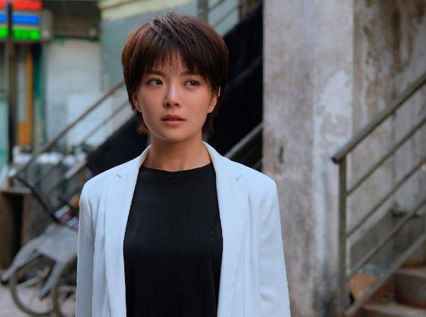 身份|《也平凡》肖建国身份暴露，季平刺伤生父，赵清研下线张小明崩溃