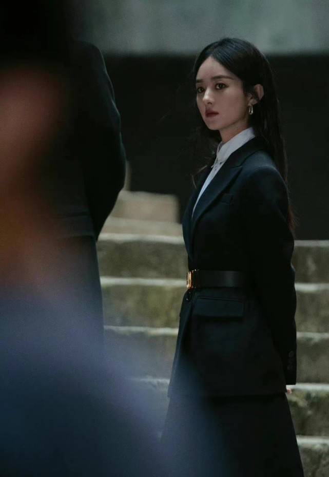 赵丽颖 赵丽颖形象大变彻底逆袭!穿黑色西装拍大片霸气十足,变腹黑女神