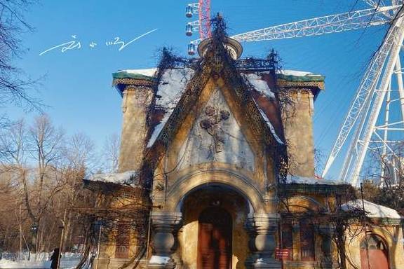 哈尔滨公园内发现一座“诡异”教堂，破败不堪，周围还曾经是墓地