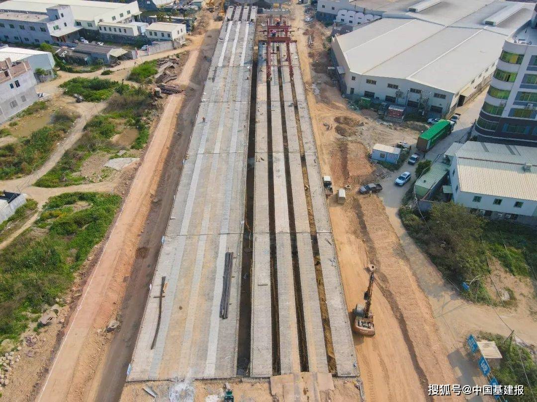 蓮鳳路跨線橋架橋機過孔210片預製梁全為曲線梁每片梁長度,角度均不