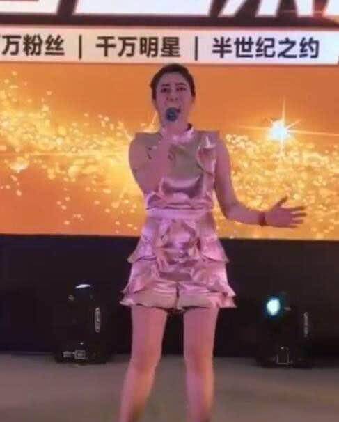 商演 41岁徐怀钰近照曝光，穿露脐装秀身材五官僵硬大变样