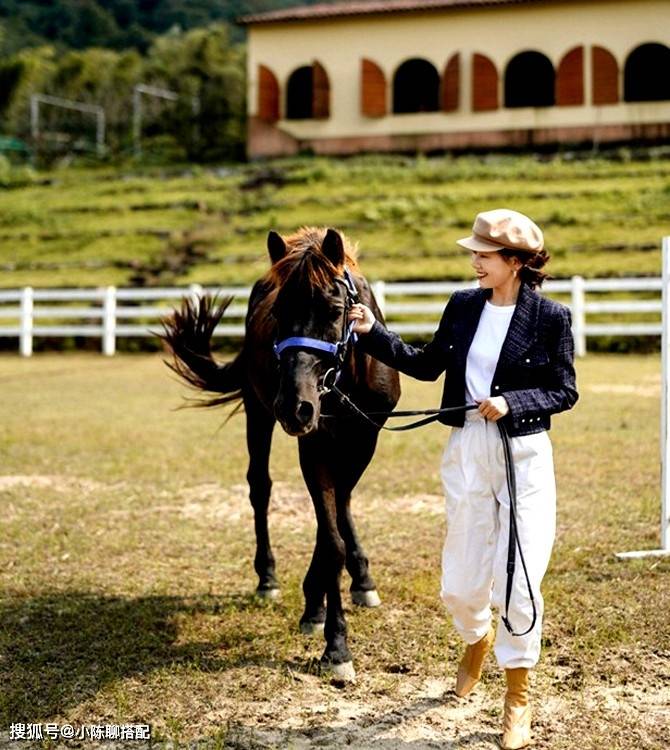 米色 今年冬季成熟女人衣橱里，一定要有米色裤子，时髦还显年轻