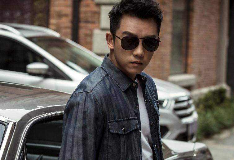 身份|《也平凡》肖建国身份暴露，季平刺伤生父，赵清研下线张小明崩溃