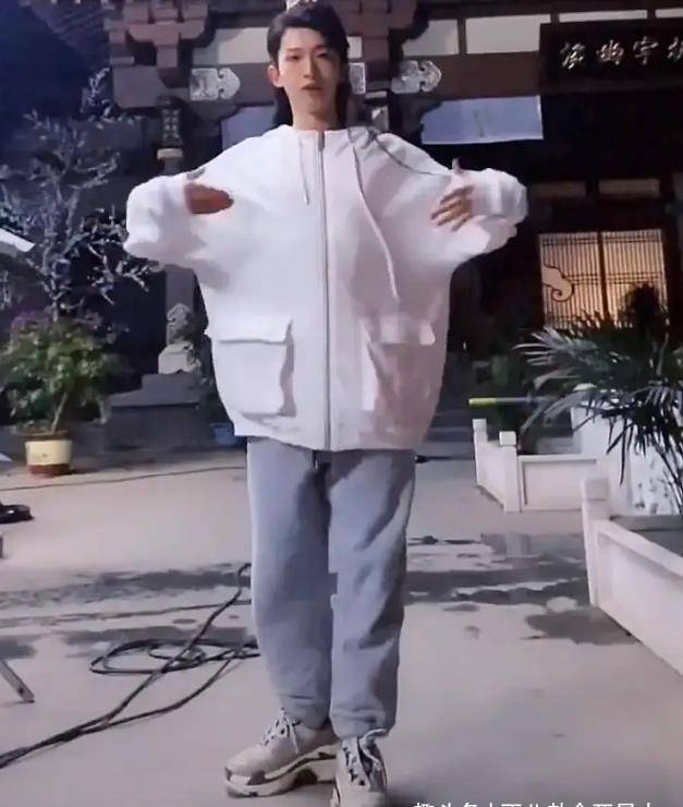 白上十男团成员比女星妆感还浓，手腕胸口抹粉，“踩高跷”成男版鞠婧祎