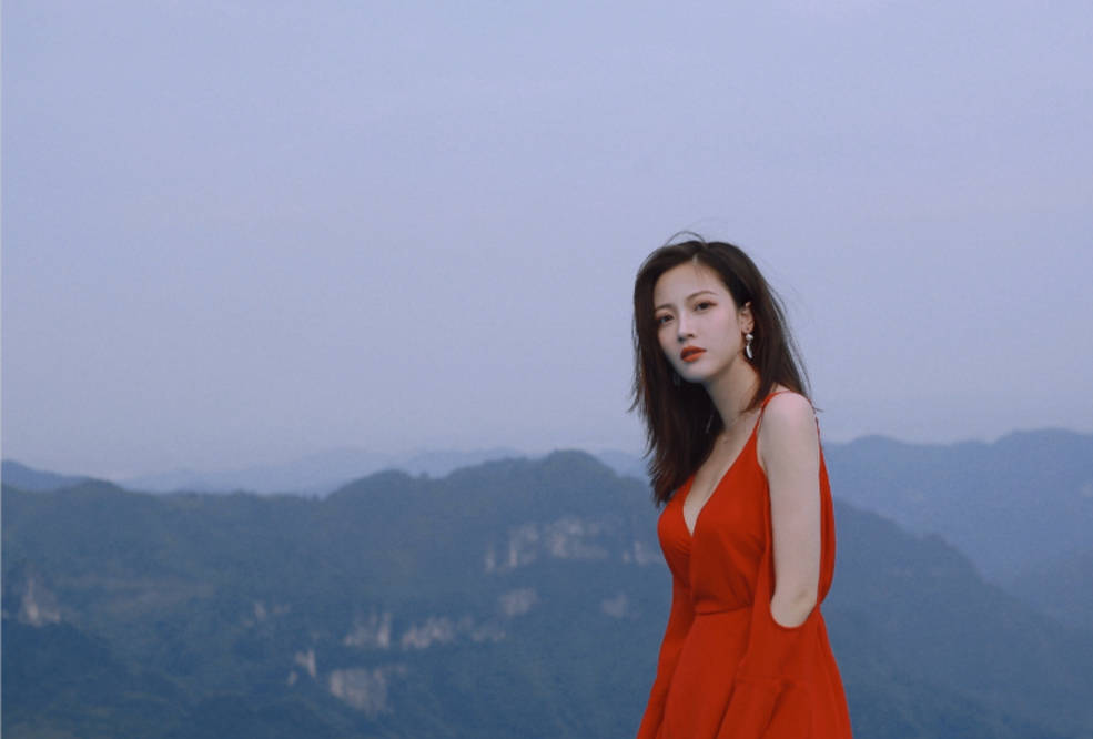 秀恩爱!陈艾森26岁生日 恋爱3周年,女友肤白貌美,晒鲜花情侣手链