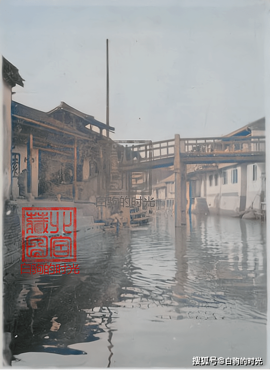 老照片：1930年代的江南，房前屋后小桥流水，干活运输离不开木船