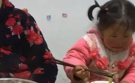 方法|“硬核”奶奶专治娃不吃饭,简单有效,妈妈却因此吵成一团