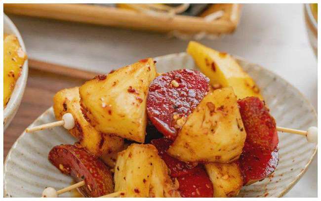 真的受不了,奇葩水果吃法:蘸酱油,盐,辣椒粉你可以接受几种?