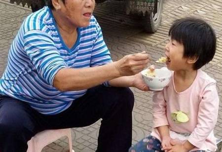 方法|“硬核”奶奶专治娃不吃饭，简单有效，妈妈却因此吵成一团