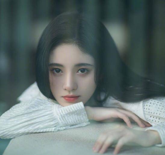美貌鞠婧祎的头发破案了，没有头发缝是小心机，操作过程很累人