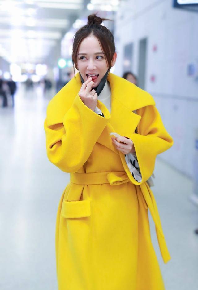 感觉 陈乔恩恋爱后颜值回春！一袭嫩黄色大衣太出彩，40岁大妈变少女