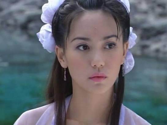 《倚天屠龙记》里,可谓是大牌云集,美女如云,郭妃丽饰演的殷素素别有