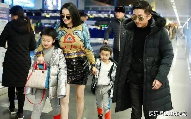 短裙 邹市明又带娃走机场,冉莹颖穿阔腿裤露脐装秀沙漏身材,比例惊人